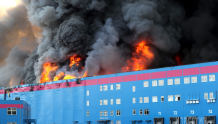 电商平台仓库起火，致1死13伤，1000余人被疏散！