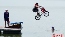 “凹个造型”跳东湖，游客点赞武汉越来越青春