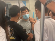 男子上海地铁内偷拍女性裙底， 众人及时出手将其控制，到站后交民警处置