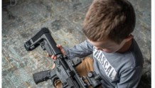 美国警方要给3所小学配突击步枪 专家批：让枪支远离儿童才是正道美国警方要给3所小学配突击步枪 专家批：让枪支远离儿童才是正道