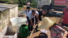 四川叙永县: 乡镇出现旱情 纪检干部为村民送水