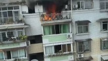 四川内江一居民楼起火 消防：已扑灭，两名被困男子均未受伤