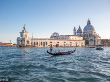在威尼斯运河冲浪的两游客被罚1500欧元，市长为他们爆粗口，悬赏一顿饭抓人