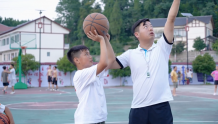 贵州遵义：第一书记带队教篮球 乡村孩子快乐过暑期