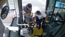 济南：公交驾驶员热心帮坐轮椅老人上下车 目击乘客打电话让表扬他