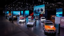 纯电车型、至臻豪华、高定版、纪念版……梅赛德斯-奔驰26款车型亮相成都车展