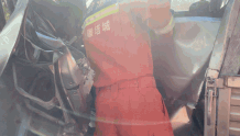新疆塔城：两车相撞1人被困驾驶室，蓝朋友破拆车门救援