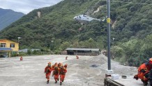 直升机抵达泸定县共和村 将6名重伤员转移到安全区