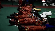 连续搜救后 森林消防员们席地而眠｜泸定“9·5”地震
