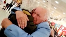 分离77年后 异国兄弟在机场激动相拥