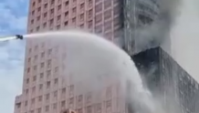 愿平安！长沙一大楼起火，数十层楼体燃烧剧烈（图+视频）