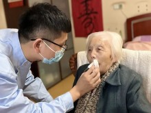 26岁养老护理员，作为上海重点人才落户！每天为老人翻身、喂饭、换纸尿裤，他说→