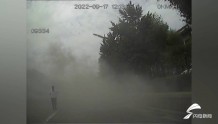 济南：私家车街头自燃 7位公交“消防侠”用光12支灭火器接力灭火