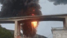 突发！安徽金寨一高速路段发生油罐车爆燃，现场浓烟滚滚，致一人轻微受伤