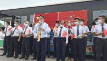 武汉公交司机“红歌快闪”为祖国庆生