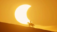 就现在，去看日落，日食正在上演，错过就2030国内再见了！