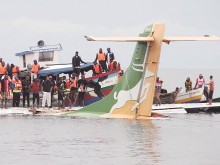 坦桑尼亚客机坠湖造成19人遇难 两渔民划独木船救7人