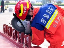 消防员现场秀“绝活”、讲知识 潍坊市潍城区消防宣传月启动