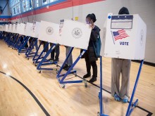 美国中期选举未现“红色巨浪” 盟友建议特朗普推迟宣布参选总统