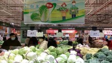 助农蔬菜摆上超市货架 价优货好引来市民热情选购