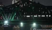 韩国地铁突发故障 500名乘客晚间被困汉江铁桥