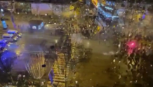 世界杯决赛后法国街头爆发球迷骚乱，警方发射催泪瓦斯