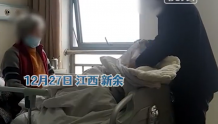 男子在病房咒骂推搡其年迈生病的母亲，拍摄者：他照顾了母亲二十多年，心力交瘁