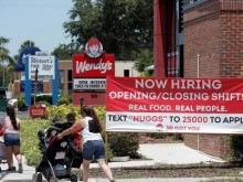 美媒：美国申领失业救济金人数降到疫情以来最低 上周有38万人