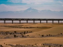 世界首个沙漠铁路环线形成！