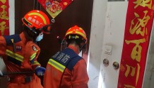 2岁小孩被反锁家中，广州消防2分钟破门救援