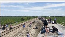 美国密苏里州一列客运火车撞上卡车脱轨，导致3人死亡，数十人受伤