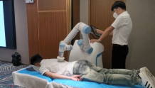 广州首创！智能机器人会推拿按摩，协助治疗脊柱疾病