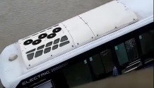 上海公交车坠河最新消息今天 上海一公交车冲上人行道后坠河：司机提前让乘客下车