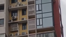 女子危坐20楼楼顶欲轻生，特警跃下3米高护栏将其救下