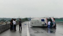 救护车高速上侧翻，汝州5位村党支部书记果断停车救人