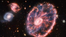 CBS：令人惊叹！韦伯太空望远镜捕捉到5亿光年外车轮星系绚丽图像