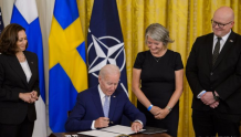 拜登签署芬兰、瑞典加入北约成员国文件 声称“北约将比以往任何时候都强大”