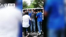 邢台南和区突发车祸 众人合力扶正车辆解救被困司机