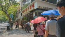 40℃烈日下，淮海路光明邨门口仍在排队！有人找代购买鲜肉月饼，竟买到假的？