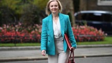 特拉斯出任英国史上第三位女首相，曾被曝婚外情，出轨“政治导师”