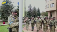 乌军反攻夺回首个大城镇，举行升旗仪式，俄军承认后撤部队