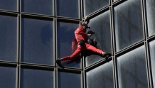 天空新闻：蜘蛛侠怎样为自己60岁生日搞活动 徒手爬上148米摩天大楼