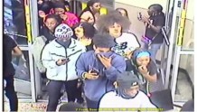 美媒：费城一便利店遭百名青少年哄抢洗劫，年龄最小孩子仅10岁