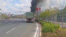 视频｜安远：挂车行驶途中轮胎爆炸起火 消防紧急救援