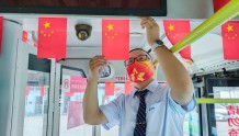 武汉公交车厢载满“中国红”节日气氛别样浓