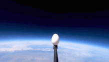 鸡蛋从30000米的高空掉下来还不碎，怎么做到的？