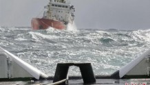 山东威海海域一油船大风浪中失控 13名船员获救