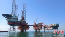 中国海上首个规模化特超稠油油田高峰日产油突破700吨