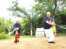 65岁以色列人坚持晨练九年 拜青岛87岁鸳鸯门派掌门人为师 圆中国武术梦